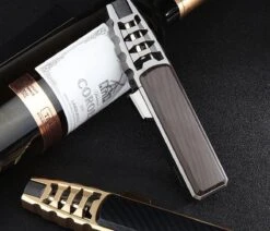 Merkloos Turbo Jetflame Aansteker - Gasbrander - Vuurwerk Torch - Crème Brûlée Brander - BBQ En Sigaren Aansteker - Windproof - Carbon Met Goudkleurige Metalen Behuizing -Beroemde Keukenserie Winkel 1200x1028