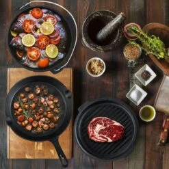 Dutch Mountains Gietijzeren Pannenset 7-delig - Dutch Oven – Braadpan - Grillpan - Hapjespan - Kookset In Houten Transportkist - Deksellifter - Brander -Beroemde Keukenserie Winkel 1200x1200 465