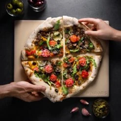 Navaris Pizzasteen XL Voor Oven En Barbecue - Rechthoekige Pizzaplaat 38 X 30 Cm - Inclusief Pizzaschep Met Extra Lang Handvat En Receptenboek -Beroemde Keukenserie Winkel 1200x1200 502
