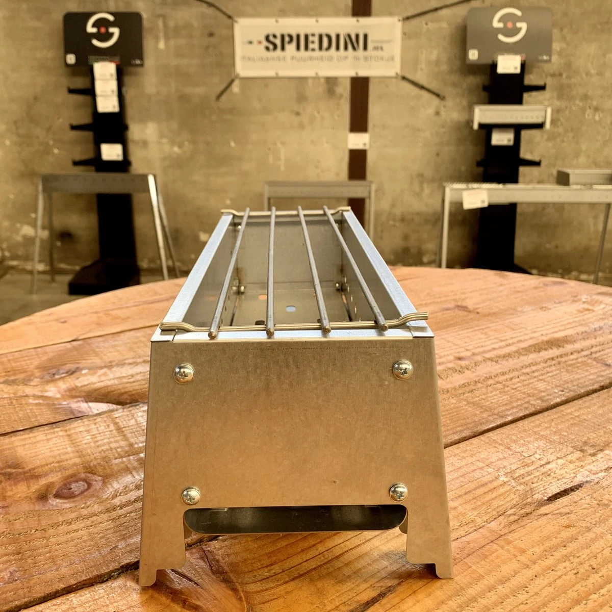 Spiedini Saté-bbq Bali 40 Mini - Kleine, smalle houtskoolbarbecue met horizontaal rooster voor sate of andere spiesjes - 40 cm lang, 11 cm breed, 14 cm hoog - Ideaal voor tuin- of open haard, of balkon - Materiaal: gealuminiseerd ijzer Spiedini Saté-bbq Bali 40 Mini - Kleine, Smalle Houtskoolbarbecue Met Horizontaal Rooster Voor Sate Of Andere Spiesjes - 40 Cm Lang, 11 Cm Breed, 14 Cm Hoog - Ideaal Voor Tuin- Of Open Haard, Of Balkon - Materiaal: Gealuminiseerd Ijzer -Beroemde Keukenserie Winkel 1200x1200 523