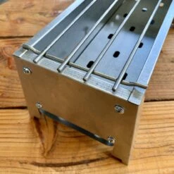 Spiedini Saté-bbq Bali 40 Mini - Kleine, Smalle Houtskoolbarbecue Met Horizontaal Rooster Voor Sate Of Andere Spiesjes - 40 Cm Lang, 11 Cm Breed, 14 Cm Hoog - Ideaal Voor Tuin- Of Open Haard, Of Balkon - Materiaal: Gealuminiseerd Ijzer 4 Spiedini Saté-bbq Bali 40 Mini - Kleine, Smalle Houtskoolbarbecue Met Horizontaal Rooster Voor Sate Of Andere Spiesjes - 40 Cm Lang, 11 Cm Breed, 14 Cm Hoog - Ideaal Voor Tuin- Of Open Haard, Of Balkon - Materiaal: Gealuminiseerd Ijzer -Beroemde Keukenserie Winkel 1200x1200 525