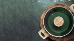 Forest, Braadpan Met Deksel – Ø 16 Cm – 100% Gerecycled Aluminium – Geschikt Voor Alle Warmtebronnen - Duurzame Pan – PFOA Vrij – Sudderpan – Stoofpan – 2.5 L 3 Forest, Braadpan Met Deksel – Ø 16 Cm – 100% Gerecycled Aluminium – Geschikt Voor Alle Warmtebronnen - Duurzame Pan – PFOA Vrij – Sudderpan – Stoofpan – 2.5 L -Beroemde Keukenserie Winkel 1200x675 6