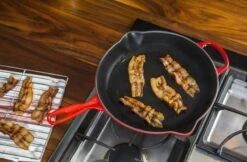 Le Creuset - Gietijzeren Ronde Skillet In Kersenrood 23cm -Beroemde Keukenserie Winkel 1200x787