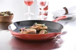Le Creuset - Gietijzeren Ronde Skillet In Kersenrood 23cm -Beroemde Keukenserie Winkel 1200x799 8