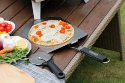 Bighorn Pizzaschep Voor BBQ En Oven-Inklapbare Handgreep -Pizzasnijder- Edelstaal -geschikt Als Broodschep En Ovenschep - SRPT01 -Beroemde Keukenserie Winkel 1200x800 84
