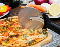 Bighorn Pizzaschep Voor BBQ En Oven-Inklapbare Handgreep -Pizzasnijder- Edelstaal -geschikt Als Broodschep En Ovenschep - SRPT01 -Beroemde Keukenserie Winkel 1200x944 4