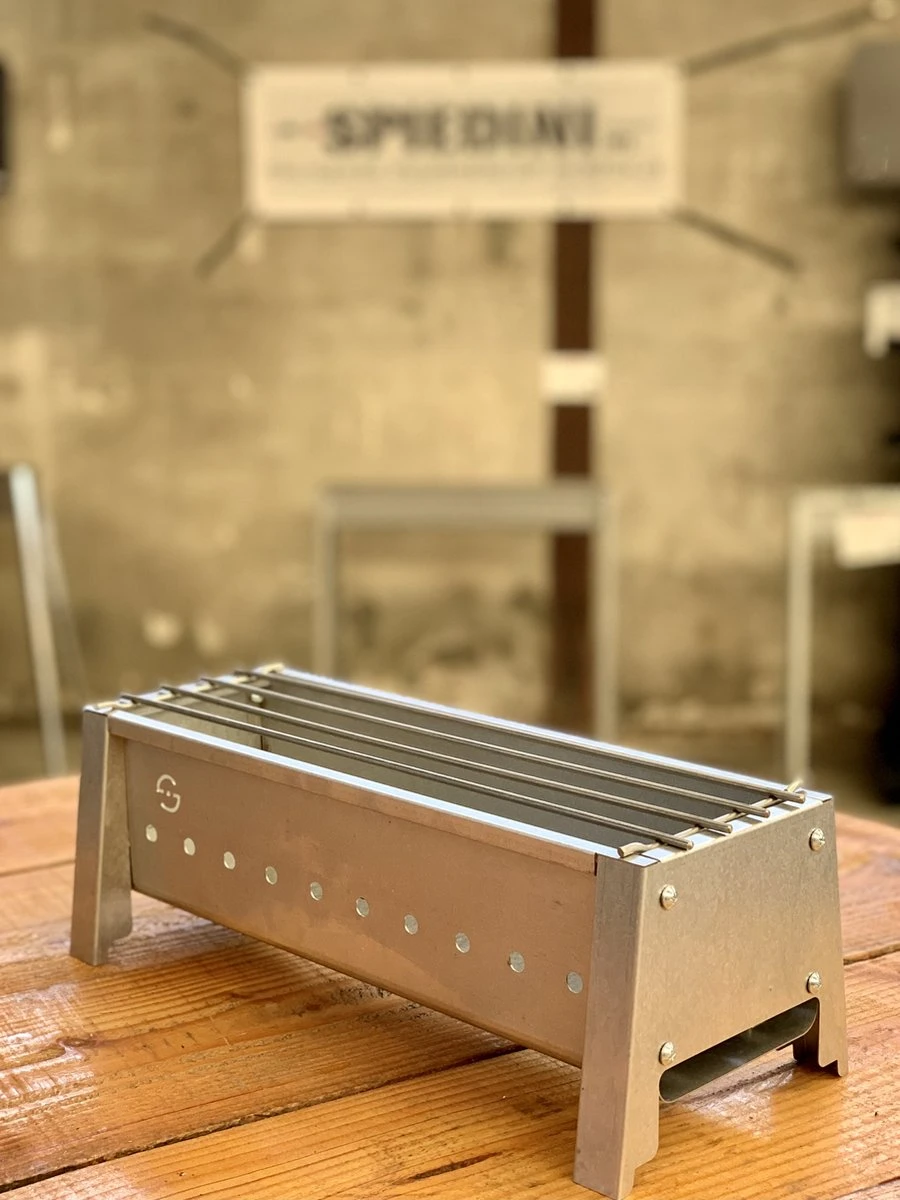 Spiedini Saté-bbq Bali 40 Mini - Kleine, smalle houtskoolbarbecue met horizontaal rooster voor sate of andere spiesjes - 40 cm lang, 11 cm breed, 14 cm hoog - Ideaal voor tuin- of open haard, of balkon - Materiaal: gealuminiseerd ijzer Spiedini Saté-bbq Bali 40 Mini - Kleine, Smalle Houtskoolbarbecue Met Horizontaal Rooster Voor Sate Of Andere Spiesjes - 40 Cm Lang, 11 Cm Breed, 14 Cm Hoog - Ideaal Voor Tuin- Of Open Haard, Of Balkon - Materiaal: Gealuminiseerd Ijzer -Beroemde Keukenserie Winkel 900x1200 14